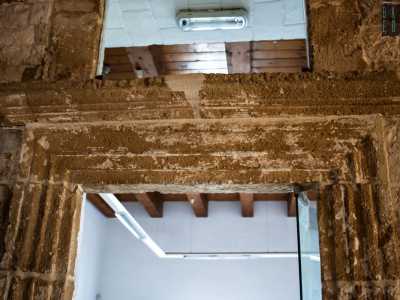 ...sovrastato da un architrave e da un�apertura rettangolare superiore
